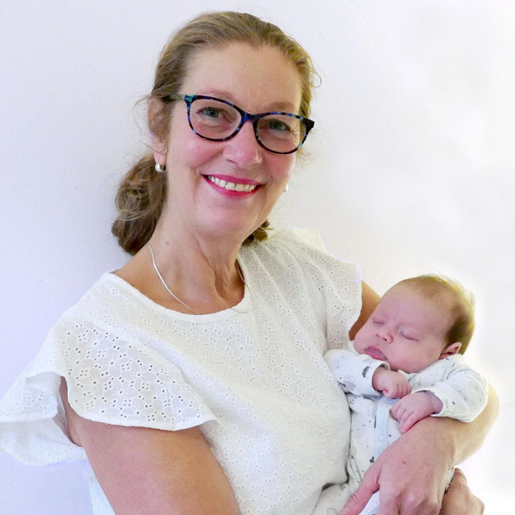Foto: Christiane Ulrich, Hebamme Christiane Ulrich mit Baby am Arm